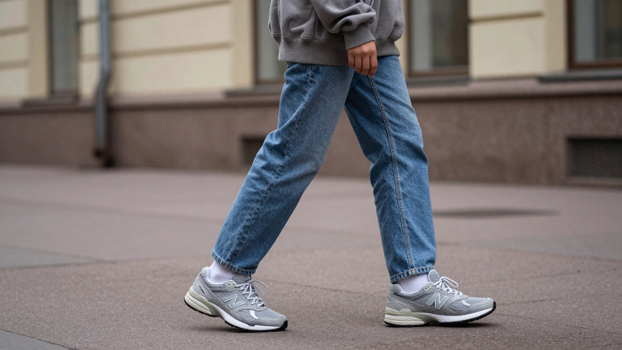 Человек в кроссовках New Balance и оверсайз одежде гуляет по городу